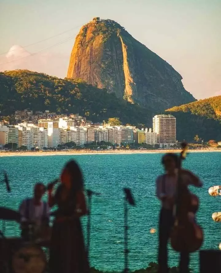 Música à beira-mar no Rio